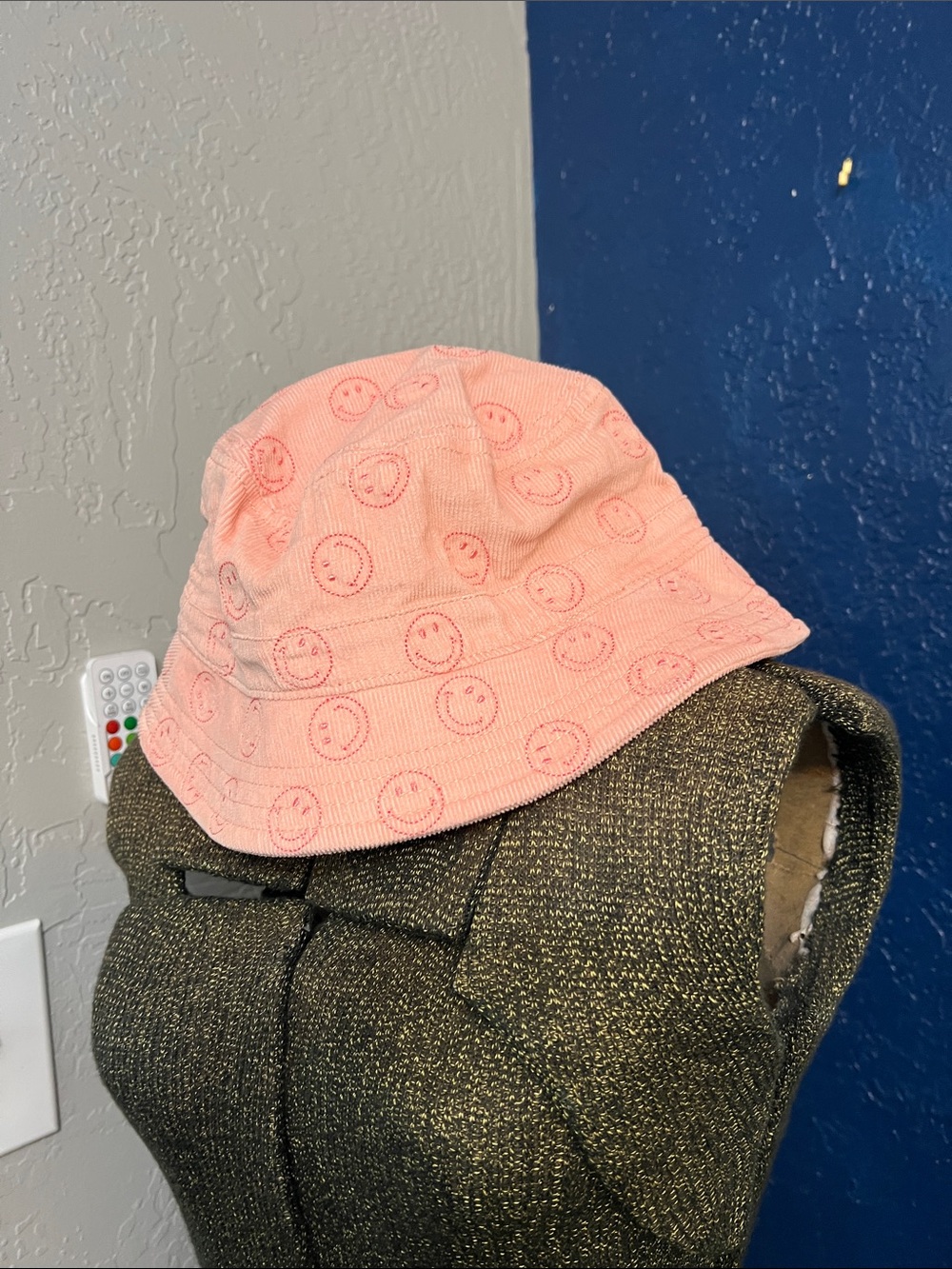 AMERICAN EAGLE PINK ON PINK CORDUROY BUCKET HAT SMILEY FACES
